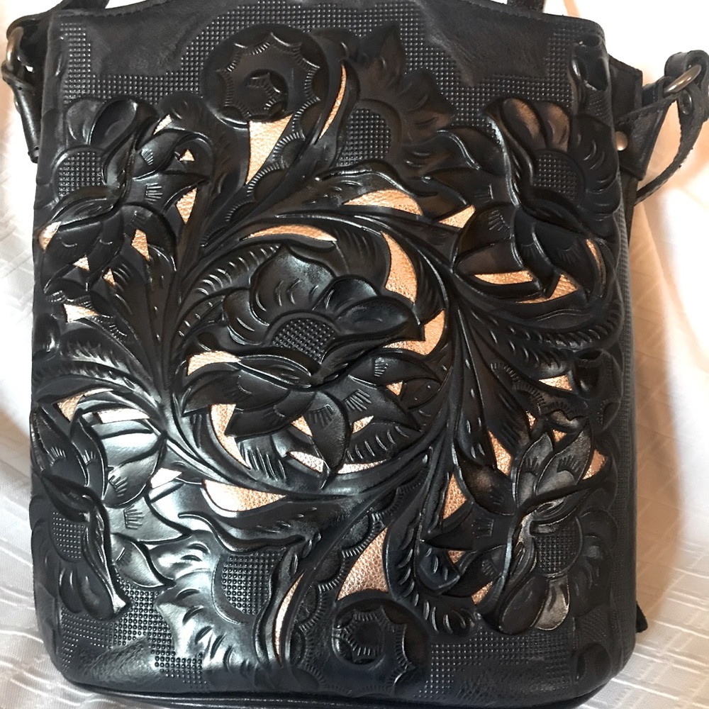 Patricia Nash navy bag. (Lavello Bucket)